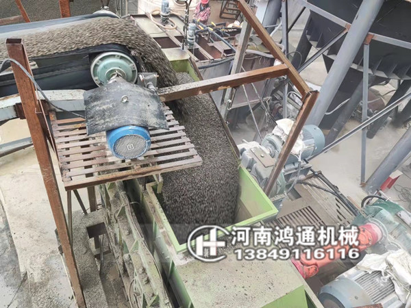 重庆2PG1610瓜米石对辊制砂机​正常投入生产