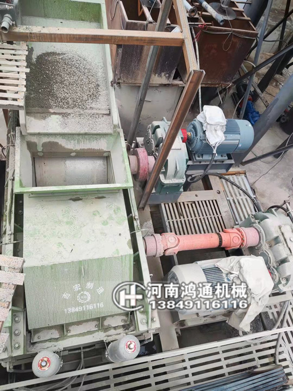 重庆2PG1610瓜米石对辊制砂机正常投入生产(图1)